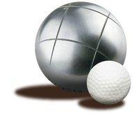 Boule de petanque et balle de golf